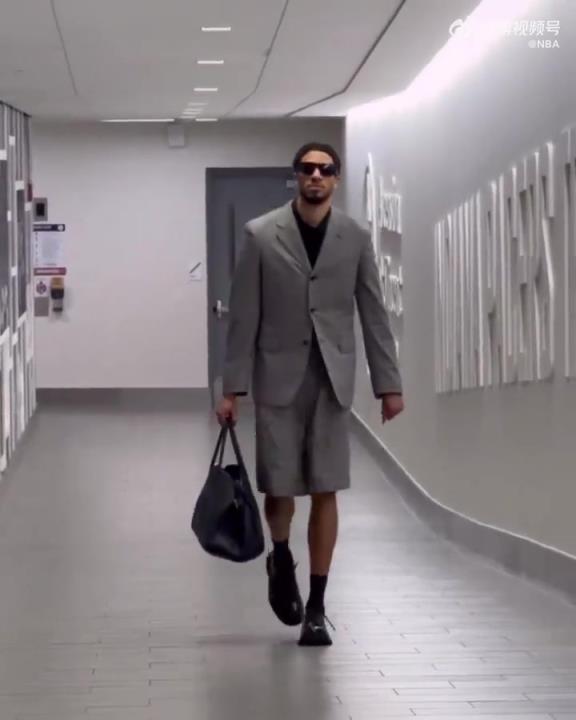 時(shí)尚潮男！哈利今日一身灰西裝短褲墨鏡搭配入場(chǎng) 腿真細(xì)！