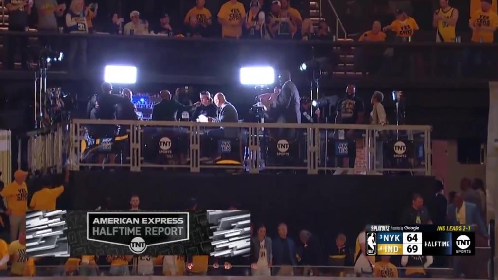 ??？轉(zhuǎn)播鏡頭給到解說(shuō)看臺(tái)，奧尼爾居然抱著一個(gè)人在彎舉