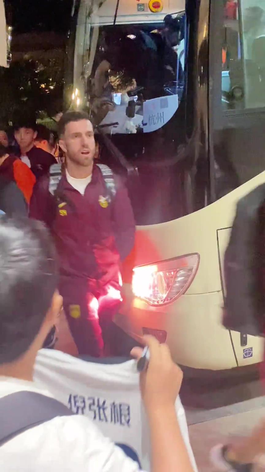 韋世豪嚇得箭步逃跑！國(guó)足深夜到酒店差點(diǎn)被摁在車(chē)頭不讓走
