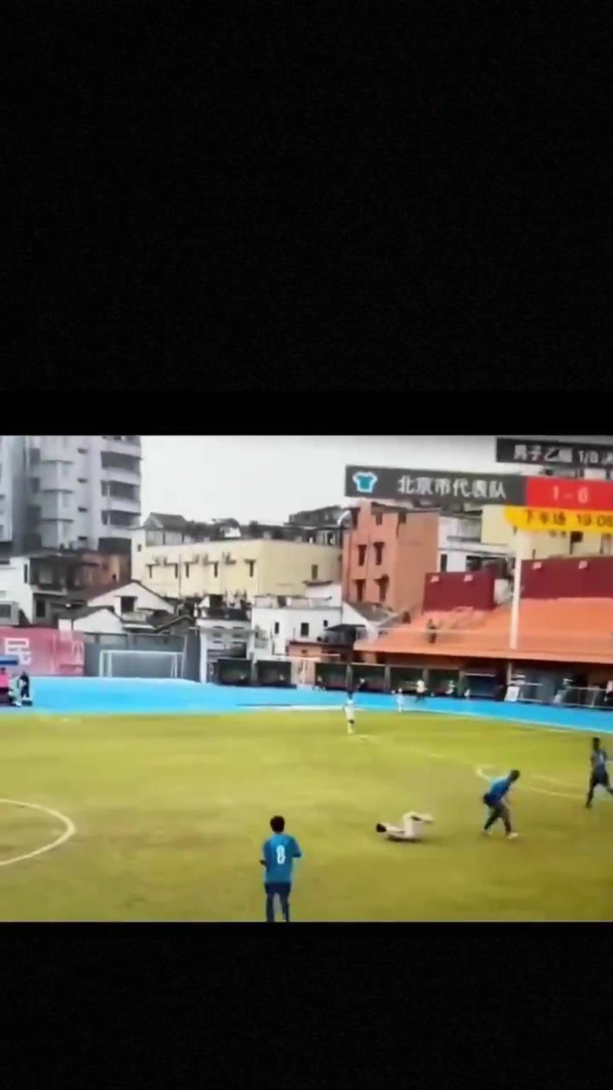 太可怕了！全運(yùn)會(huì)驚現(xiàn)殺人足球，球員將對(duì)手直接踢骨折