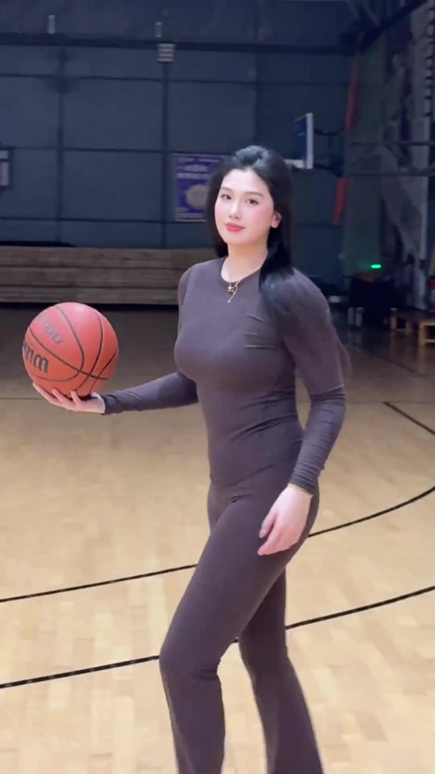 低配版卡戴珊！野球場肘姐這身材，懂的吧友都懂！