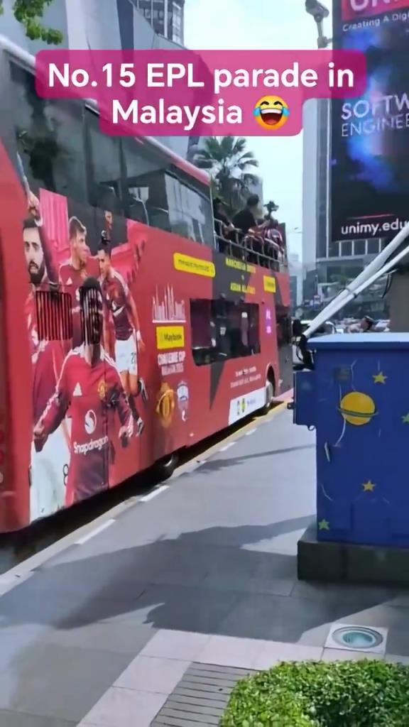 游街示眾？曼聯(lián)在馬來(lái)西亞街頭大巴游行，球迷笑噴
