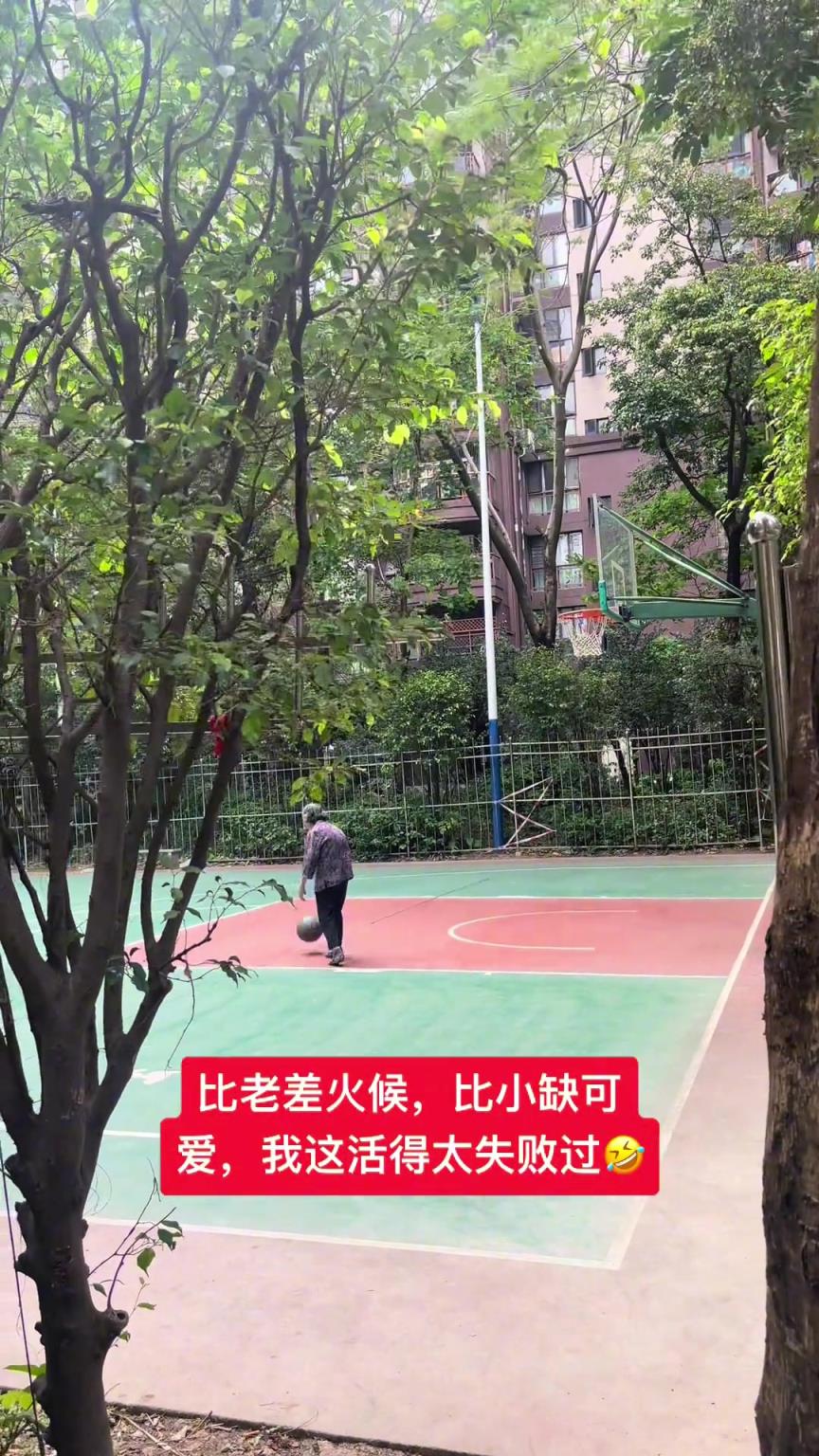 這阿婆單手一投一個(gè)準(zhǔn)，姜還是老的辣