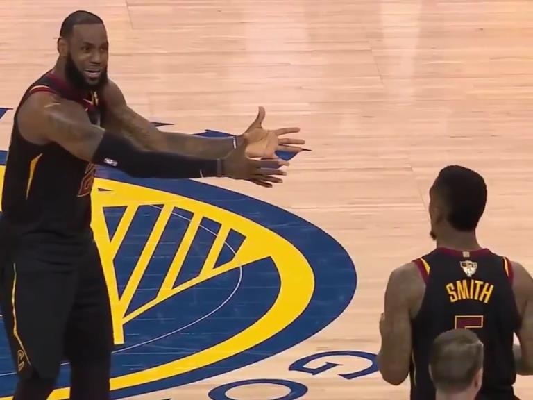 名場(chǎng)面！JR搶下關(guān)鍵籃板沒(méi)看表，老詹質(zhì)問(wèn)JR為何傳球