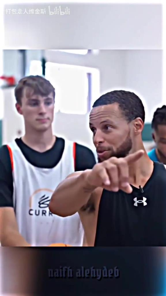 庫(kù)里：其實(shí)這個(gè)暴扣是我教的！當(dāng)弗拉格出現(xiàn)在庫(kù)里的訓(xùn)練營(yíng)！