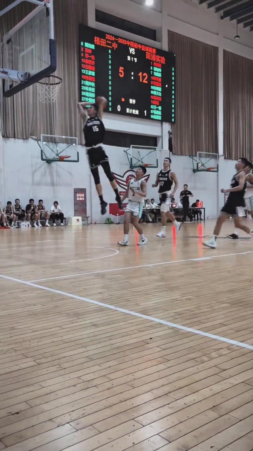 起來(lái)就扣??！現(xiàn)在的初中生都這么打球的嗎