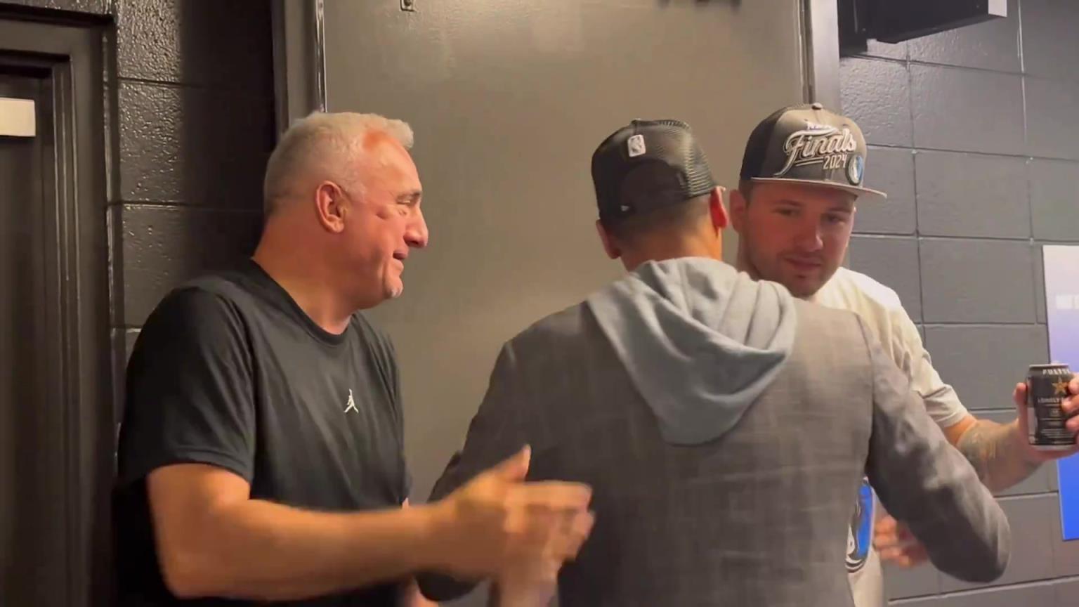 去年的今天，東契奇率隊(duì)殺入總決賽，賽后喝啤酒被芬利沒(méi)收