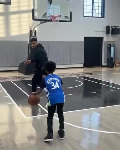 交易價(jià)值急劇下降！字母哥和小球迷單挑被當(dāng)面絕殺