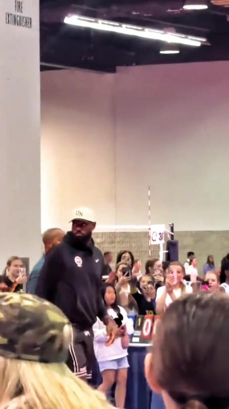 什么是巨星??！詹姆斯現(xiàn)身排球場(chǎng)被小球迷包圍 這就是行走的流量