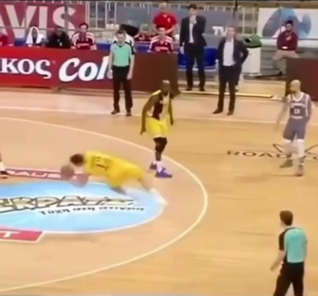 下地真快！搶斷這哥們兒多少是有點(diǎn)門將基礎(chǔ)