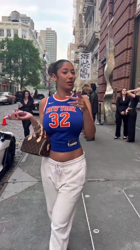 哇塞！一豐滿尼克斯女球迷身穿唐斯球衣，真是太吸引眼球了