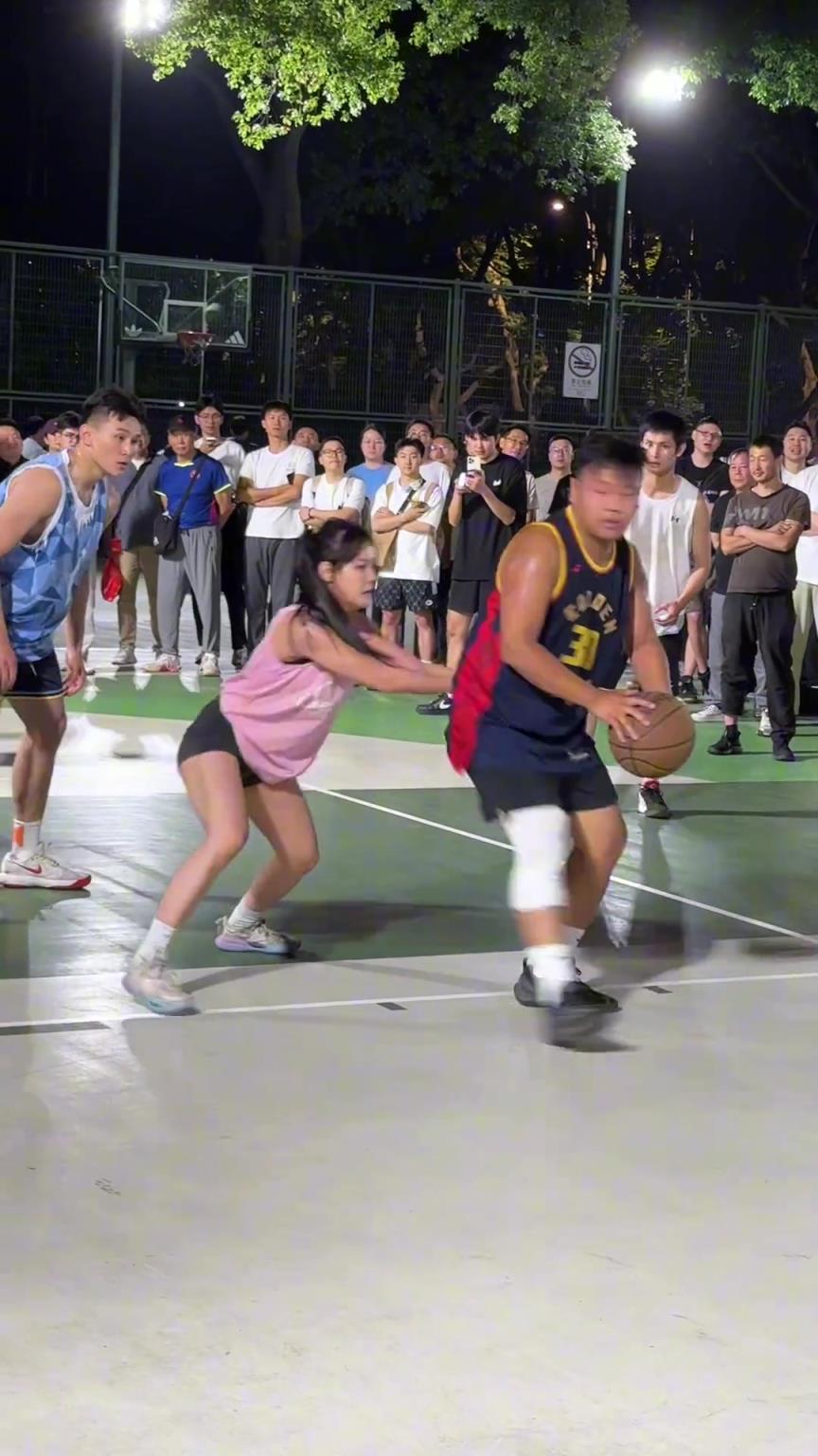 這哥們看見防自己的是女生，一個勁背打，球也不傳了